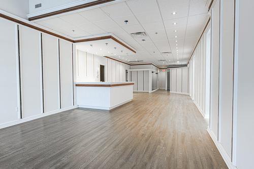 Commerce - 106-114-2001 Av. Victoria, Saint-Lambert, QC - Indoor Photo Showing Other Room