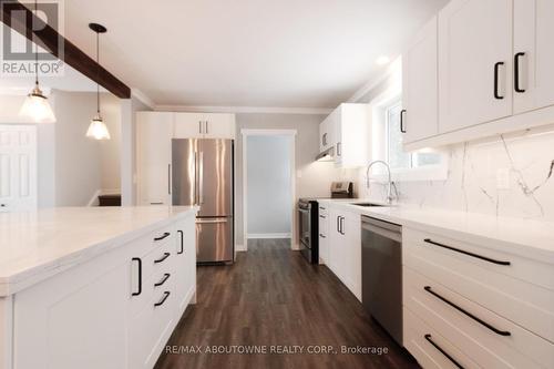 626 Cape Avenue, Burlington, ON - Indoor Photo Showing Kitchen With Upgraded Kitchen