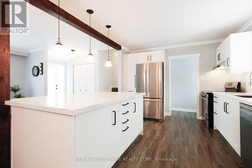 626 Cape Avenue, Burlington, ON - Indoor Photo Showing Kitchen With Upgraded Kitchen