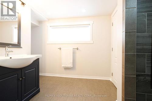 626 Cape Avenue, Burlington, ON - Indoor Photo Showing Bathroom