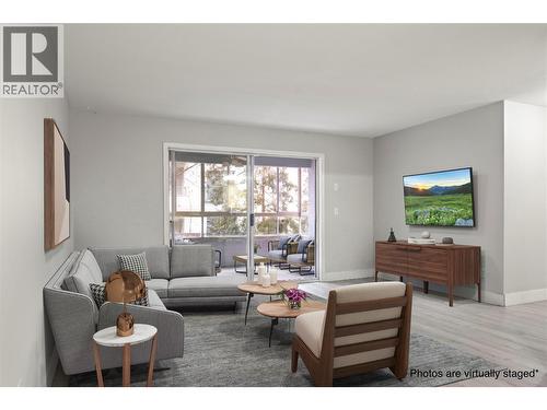 727 Houghton Road Unit# 104, Kelowna, BC - Indoor Photo Showing Living Room