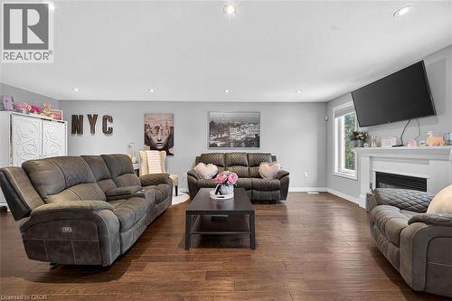 71 Jessica Street, Hamilton, ON - Indoor Photo Showing Living Room