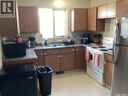 973 Argyle Street, Regina, SK - Indoor Photo Showing Kitchen With Double Sink