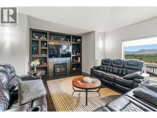 1720 Morrison Road, Kelowna, BC - Indoor Photo Showing Living Room With Fireplace