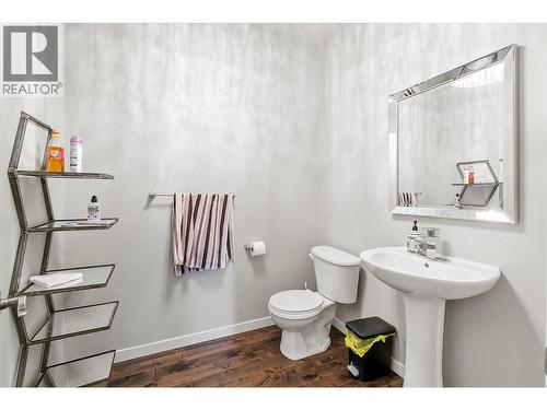 1720 Morrison Road, Kelowna, BC - Indoor Photo Showing Bathroom