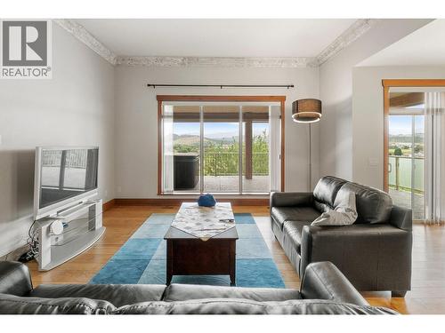 1720 Morrison Road, Kelowna, BC - Indoor Photo Showing Living Room