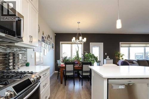 711 Moonlight Crescent W, Lethbridge, AB - Indoor Photo Showing Kitchen With Upgraded Kitchen