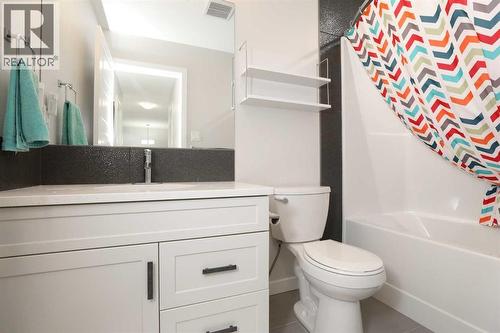 711 Moonlight Crescent W, Lethbridge, AB - Indoor Photo Showing Bathroom