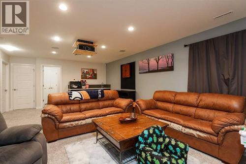 711 Moonlight Crescent W, Lethbridge, AB - Indoor Photo Showing Living Room