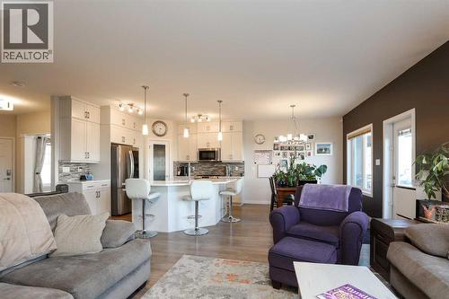 711 Moonlight Crescent W, Lethbridge, AB - Indoor Photo Showing Living Room