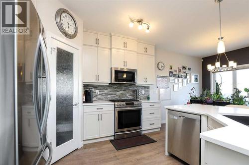 711 Moonlight Crescent W, Lethbridge, AB - Indoor Photo Showing Kitchen With Upgraded Kitchen