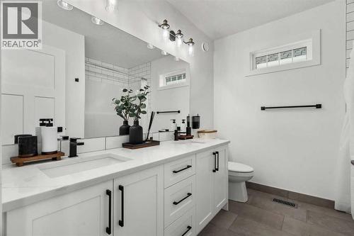 116 Ranchers View, Okotoks, AB - Indoor Photo Showing Bathroom