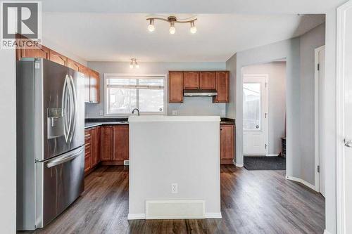 16 Elgin Bay Se, Calgary, AB - Indoor Photo Showing Kitchen