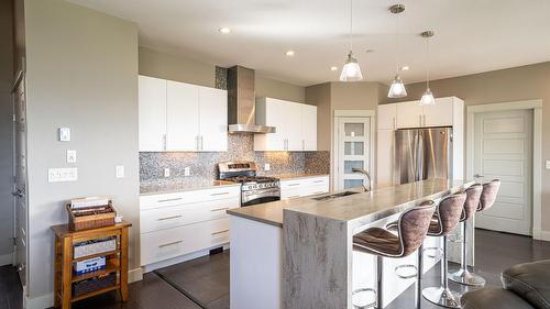 4134 Camelback Way, Vernon, BC - Indoor Photo Showing Kitchen With Upgraded Kitchen
