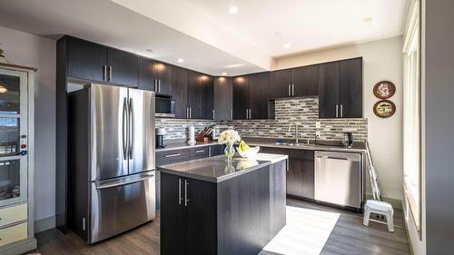 4134 Camelback Way, Vernon, BC - Indoor Photo Showing Kitchen With Double Sink With Upgraded Kitchen