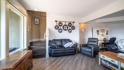 4134 Camelback Way, Vernon, BC - Indoor Photo Showing Living Room