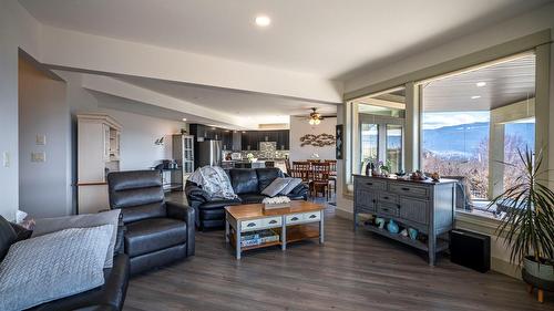 4134 Camelback Way, Vernon, BC - Indoor Photo Showing Living Room