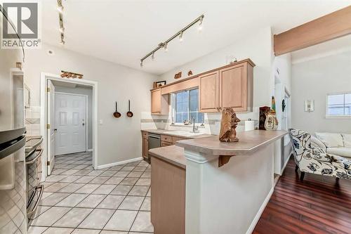 Kitchen with breakfast bar - 1906 Patterson View Sw, Calgary, AB - Indoor Photo Showing Kitchen