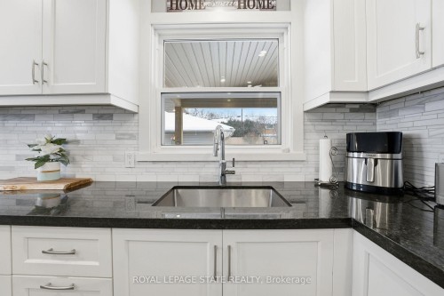 473 Mohawk Road W, Hamilton, ON - Indoor Photo Showing Kitchen