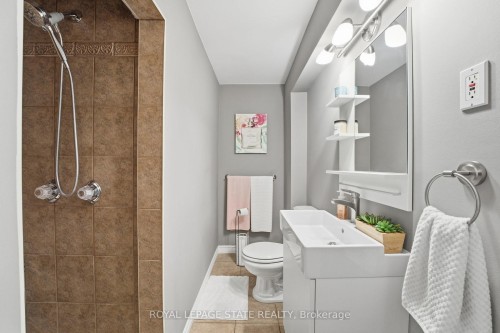 473 Mohawk Road W, Hamilton, ON - Indoor Photo Showing Bathroom