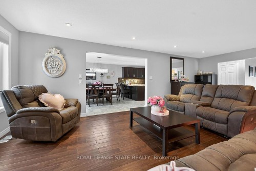 71 Jessica Street, Hamilton, ON - Indoor Photo Showing Living Room
