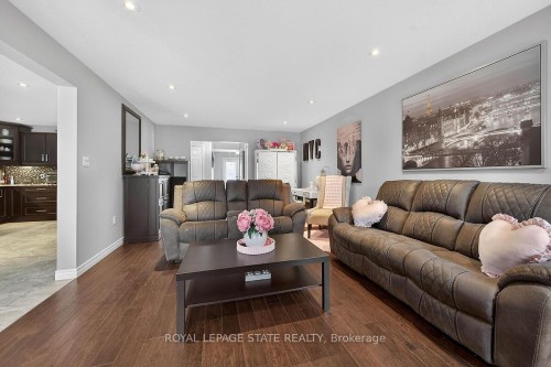 71 Jessica Street, Hamilton, ON - Indoor Photo Showing Living Room