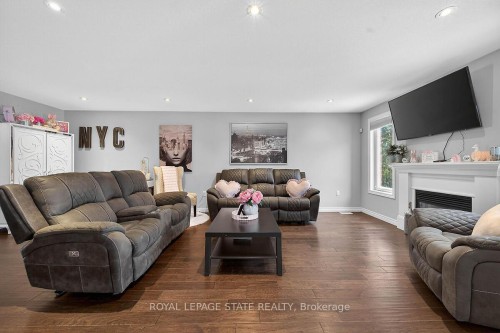 71 Jessica Street, Hamilton, ON - Indoor Photo Showing Living Room