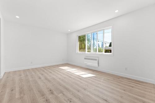 Salon - 149 Rue Bernard, Saint-Constant, QC - Indoor Photo Showing Other Room