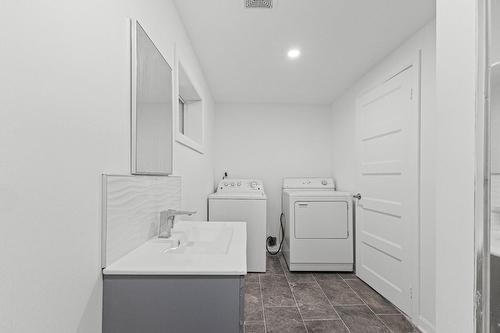 Salle de lavage - 149 Rue Bernard, Saint-Constant, QC - Indoor Photo Showing Laundry Room