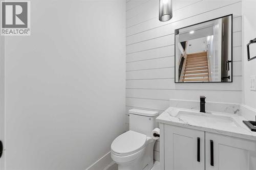 631 55 Avenue Sw, Calgary, AB - Indoor Photo Showing Bathroom