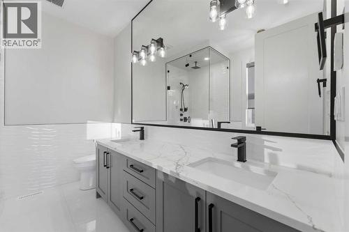631 55 Avenue Sw, Calgary, AB - Indoor Photo Showing Bathroom
