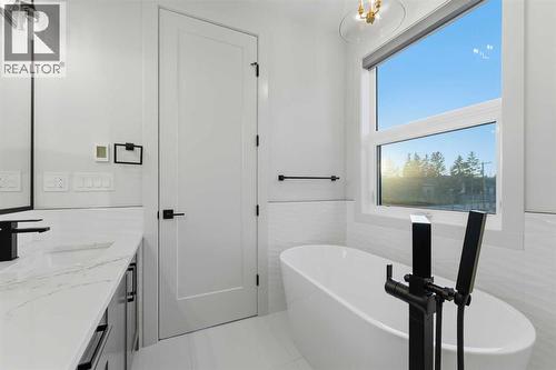 631 55 Avenue Sw, Calgary, AB - Indoor Photo Showing Bathroom