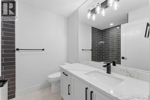 631 55 Avenue Sw, Calgary, AB - Indoor Photo Showing Bathroom