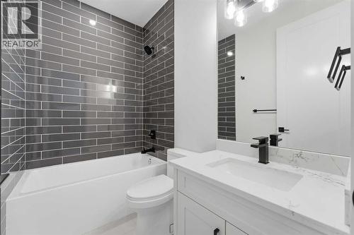 631 55 Avenue Sw, Calgary, AB - Indoor Photo Showing Bathroom