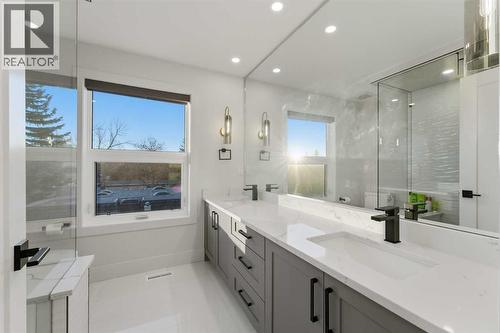 631 55 Avenue Sw, Calgary, AB - Indoor Photo Showing Bathroom