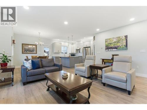 402 11 Avenue, Keremeos, BC - Indoor Photo Showing Living Room