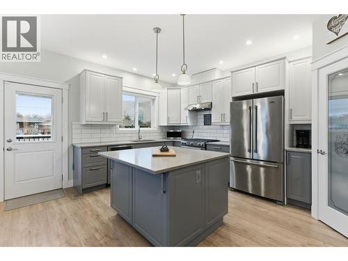 402 11 Avenue, Keremeos, BC - Indoor Photo Showing Kitchen With Upgraded Kitchen