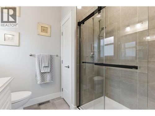 402 11 Avenue, Keremeos, BC - Indoor Photo Showing Bathroom
