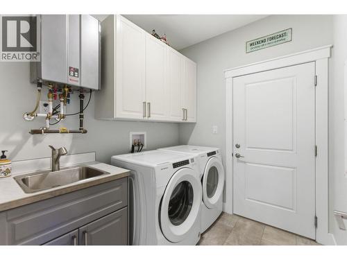 402 11 Avenue, Keremeos, BC - Indoor Photo Showing Laundry Room