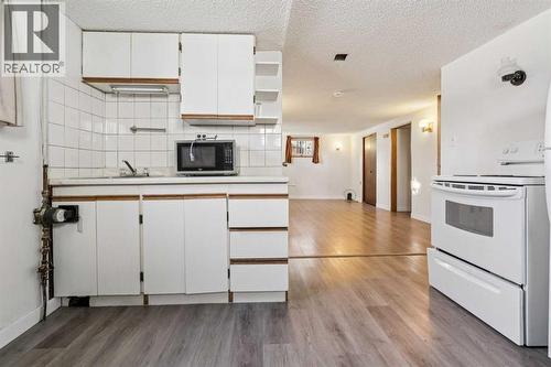 450 34 Avenue Nw, Calgary, AB - Indoor Photo Showing Kitchen