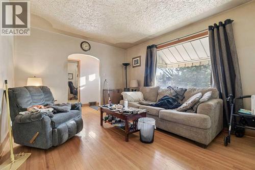 450 34 Avenue Nw, Calgary, AB - Indoor Photo Showing Living Room