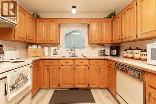 83 Elm Crescent S, Lethbridge, AB - Indoor Photo Showing Kitchen With Double Sink