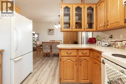 83 Elm Crescent S, Lethbridge, AB - Indoor Photo Showing Kitchen