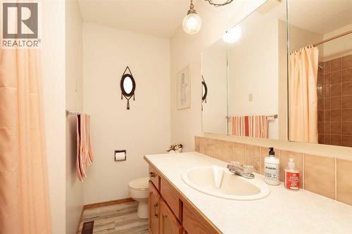 Full Bath Upstairs - 83 Elm Crescent S, Lethbridge, AB - Indoor Photo Showing Bathroom