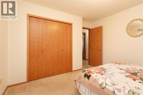83 Elm Crescent S, Lethbridge, AB - Indoor Photo Showing Bedroom
