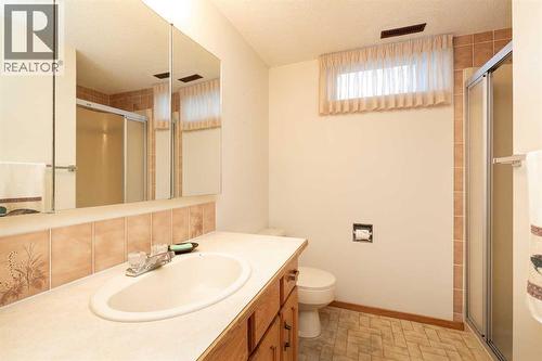 83 Elm Crescent S, Lethbridge, AB - Indoor Photo Showing Bathroom