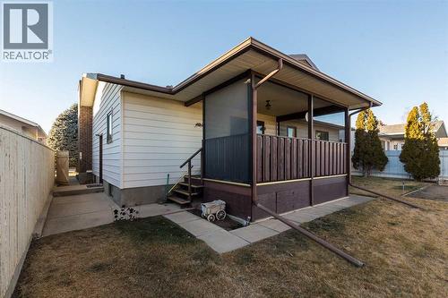 83 Elm Crescent S, Lethbridge, AB - Outdoor With Exterior