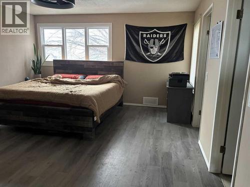 40 Bernard Way Nw, Calgary, AB - Indoor Photo Showing Bedroom