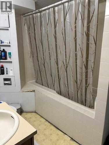 40 Bernard Way Nw, Calgary, AB - Indoor Photo Showing Bathroom