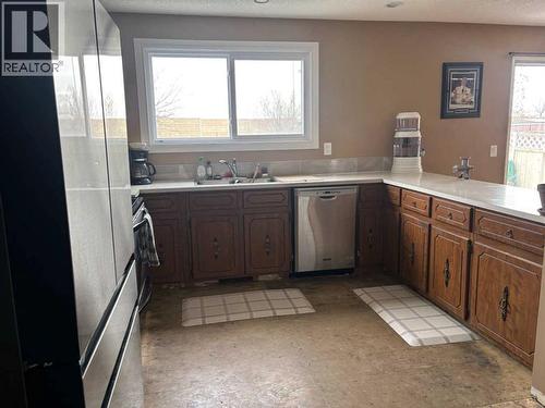 40 Bernard Way Nw, Calgary, AB - Indoor Photo Showing Kitchen With Double Sink